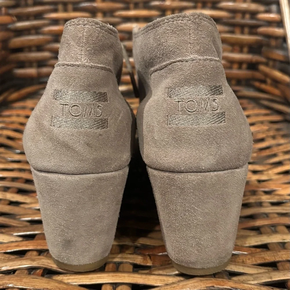 Tom’s Women's Suede Ankle Boots in size 10. Tan